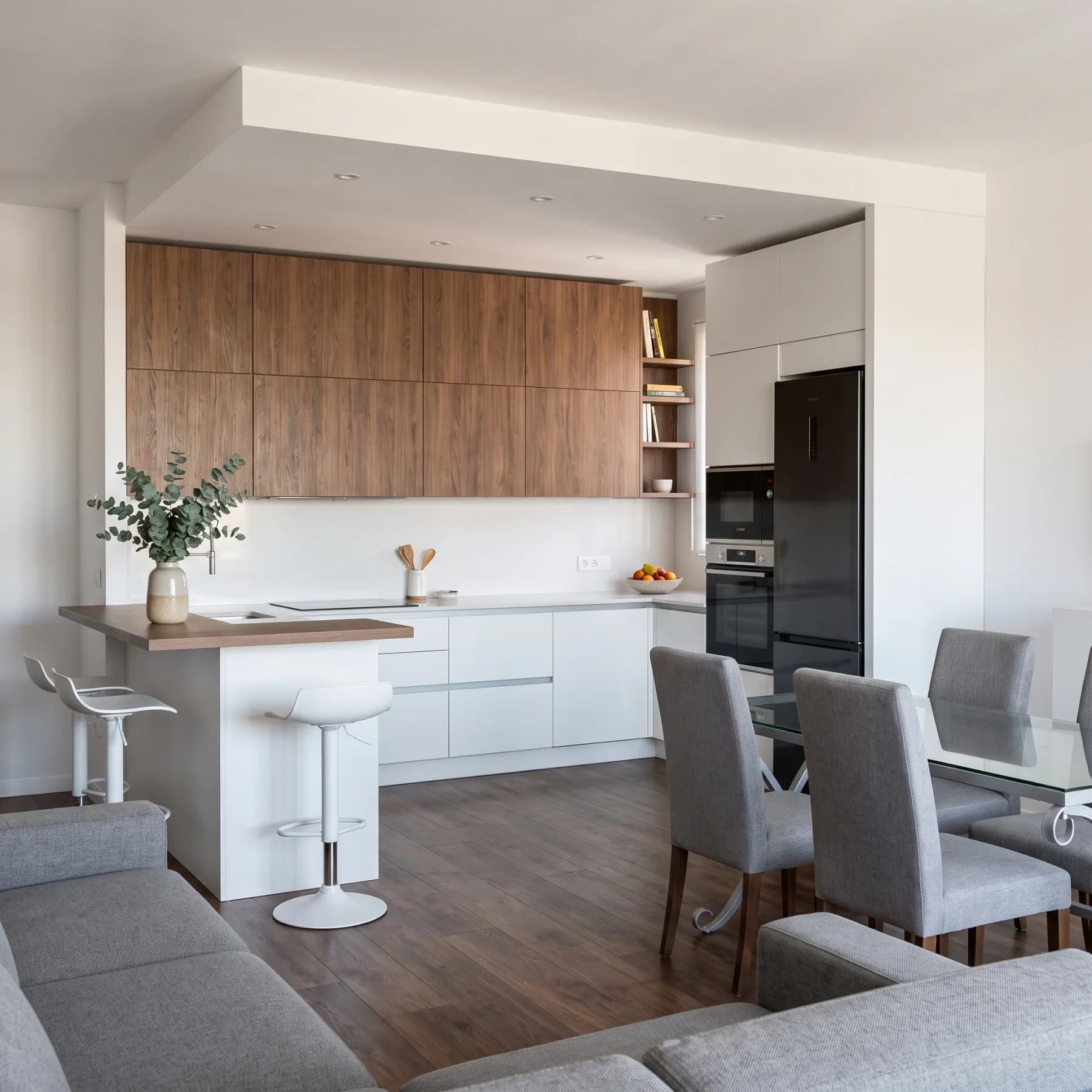 Cucina realizzata con penisola e colonna forno, Torino